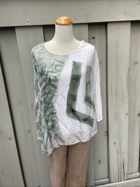 Relaxed Art Wear Tunic Style White Blouse with Sage Green Graphic Print Size M